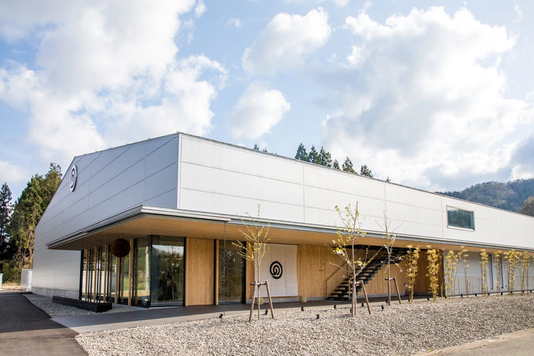 Ganze Gebäude von Noguchi Naohiko Sake Institute. 